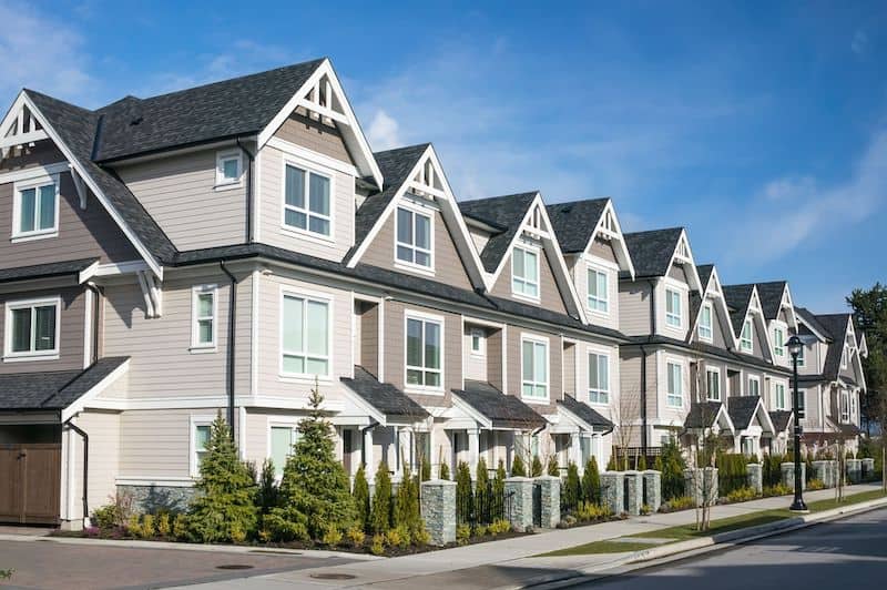 Row of modern townhouse units in Victoria BC by White Wolf Homes.