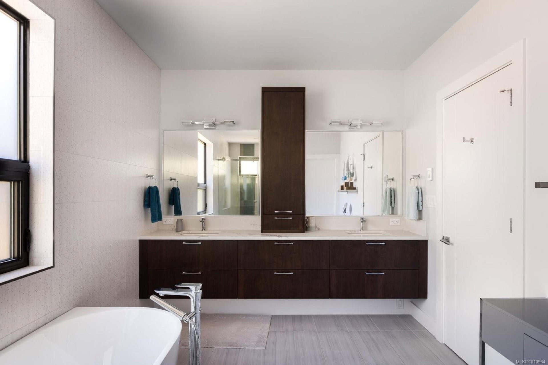 Modern double vanity bathroom in Haven project by White Wolf Homes, Victoria BC.