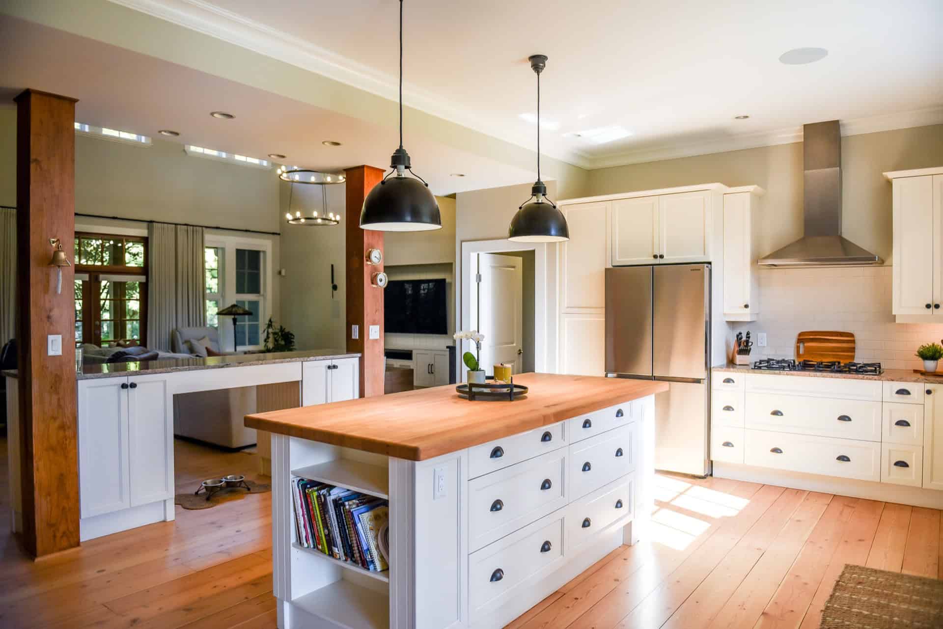 Bright modern kitchen with white cabinetry, central island, stainless steel appliances and natural-木.